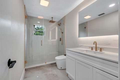 House in Tampa, Florida 4 bedrooms, 143.44 sq.m. № 2410539 - photo 16