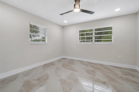 House in Tampa, Florida 4 bedrooms, 143.44 sq.m. № 2410539 - photo 12