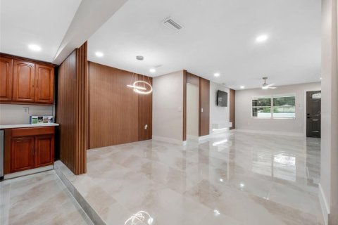 House in Tampa, Florida 4 bedrooms, 143.44 sq.m. № 2410539 - photo 7