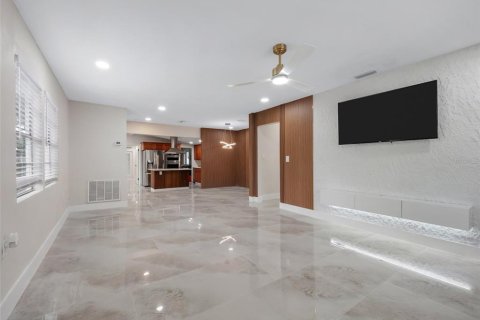 House in Tampa, Florida 4 bedrooms, 143.44 sq.m. № 2410539 - photo 6
