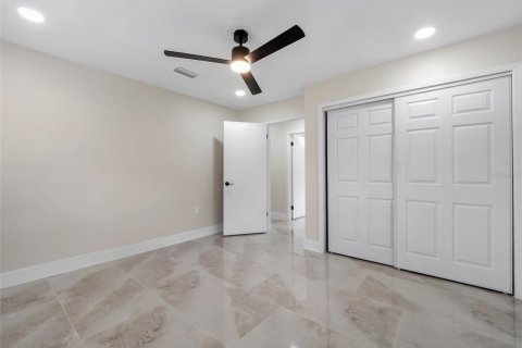 House in Tampa, Florida 4 bedrooms, 143.44 sq.m. № 2410539 - photo 11