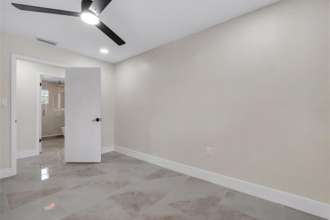 House in Tampa, Florida 4 bedrooms, 143.44 sq.m. № 2410539 - photo 19
