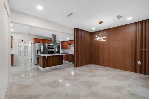 House in Tampa, Florida 4 bedrooms, 143.44 sq.m. № 2410539 - photo 8
