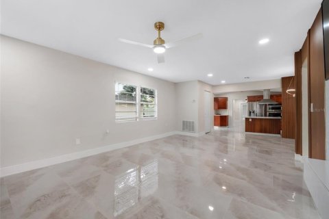 House in Tampa, Florida 4 bedrooms, 143.44 sq.m. № 2410539 - photo 5