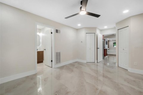 House in Tampa, Florida 4 bedrooms, 143.44 sq.m. № 2410539 - photo 20