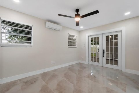 House in Tampa, Florida 4 bedrooms, 143.44 sq.m. № 2410539 - photo 21
