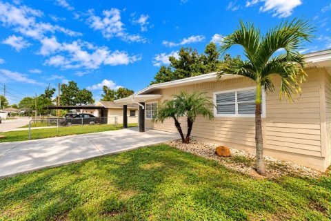 House in Tampa, Florida 4 bedrooms, 143.44 sq.m. № 2410539 - photo 3