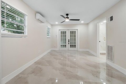 House in Tampa, Florida 4 bedrooms, 143.44 sq.m. № 2410539 - photo 18