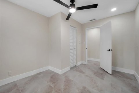 House in Tampa, Florida 4 bedrooms, 143.44 sq.m. № 2410539 - photo 13