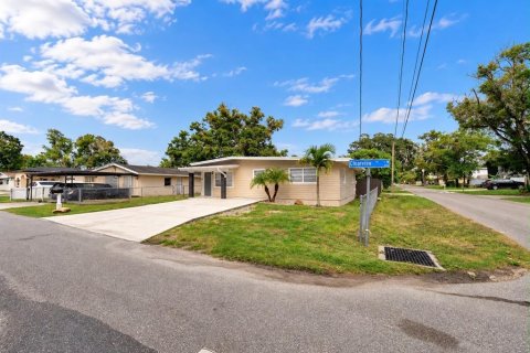 House in Tampa, Florida 4 bedrooms, 143.44 sq.m. № 2410539 - photo 2