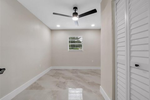 House in Tampa, Florida 4 bedrooms, 143.44 sq.m. № 2410539 - photo 15