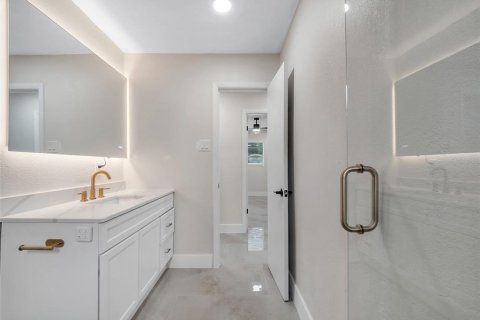House in Tampa, Florida 4 bedrooms, 143.44 sq.m. № 2410539 - photo 17