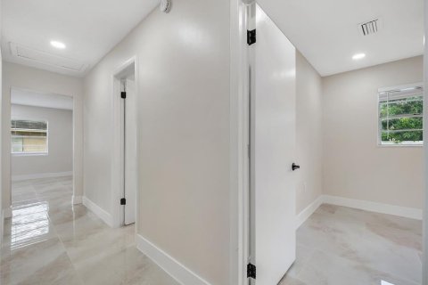House in Tampa, Florida 4 bedrooms, 143.44 sq.m. № 2410539 - photo 14