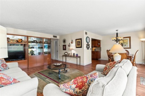 Condo in West Palm Beach, Florida, 2 bedrooms  № 1976431 - photo 6