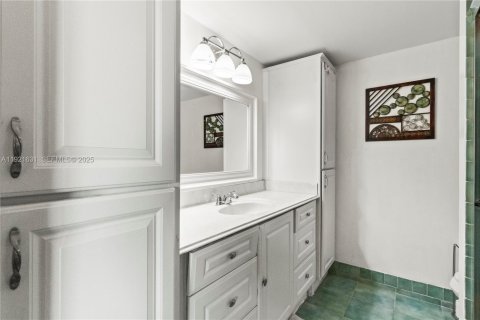 Condo in West Palm Beach, Florida, 2 bedrooms  № 1976431 - photo 25