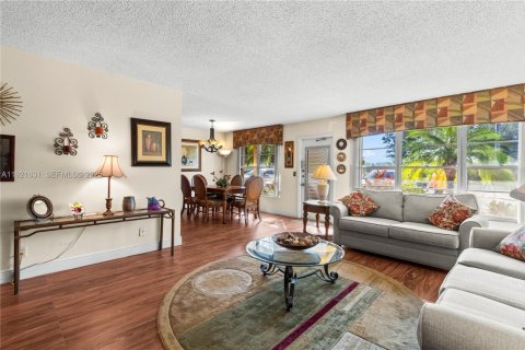 Condo in West Palm Beach, Florida, 2 bedrooms  № 1976431 - photo 7