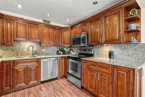 Condo in West Palm Beach, Florida, 2 bedrooms  № 1976431 - photo 16