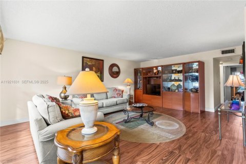 Condo in West Palm Beach, Florida, 2 bedrooms  № 1976431 - photo 5