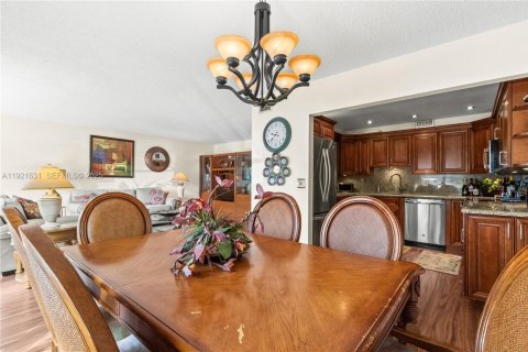 Condo in West Palm Beach, Florida, 2 bedrooms  № 1976431 - photo 13