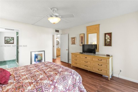 Condo in West Palm Beach, Florida, 2 bedrooms  № 1976431 - photo 18