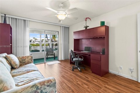 Condo in West Palm Beach, Florida, 2 bedrooms  № 1976431 - photo 26