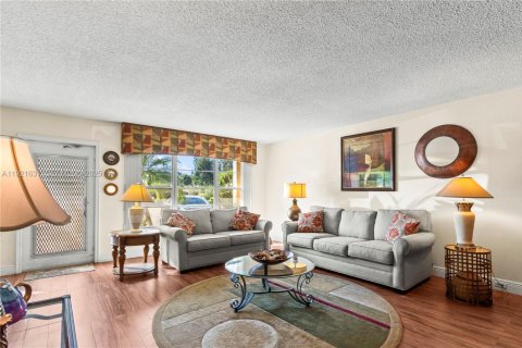 Condo in West Palm Beach, Florida, 2 bedrooms  № 1976431 - photo 8