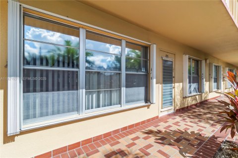 Condo in West Palm Beach, Florida, 2 bedrooms  № 1976431 - photo 4