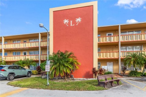 Condo in West Palm Beach, Florida, 2 bedrooms  № 1976431 - photo 2