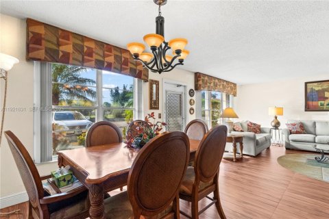 Condo in West Palm Beach, Florida, 2 bedrooms  № 1976431 - photo 9