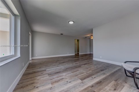 Снять в аренду виллу или дом в Майами, Флорида 3 спальни, 172.24м2, № 1946540 - фото 8