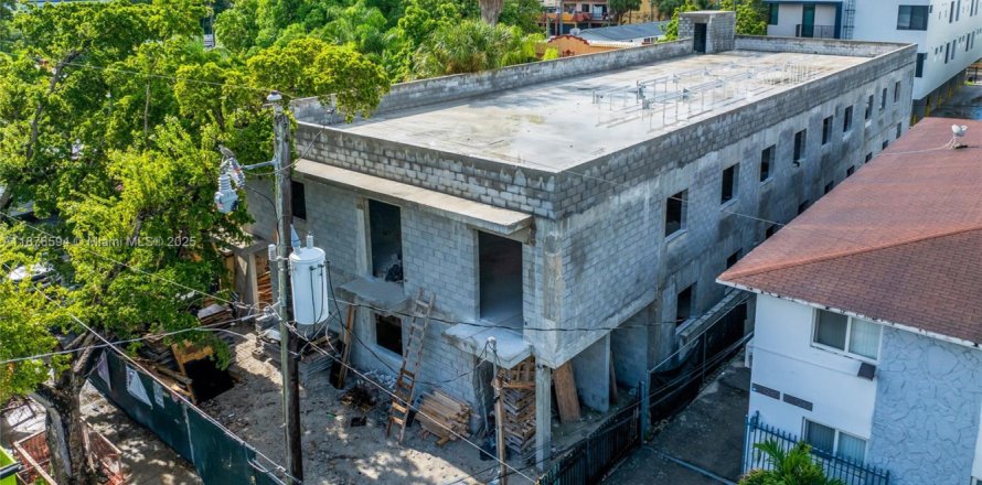 Commercial property in Miami, Florida № 1980547