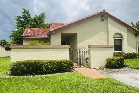 Adosado en alquiler en Hialeah, Florida, 3 dormitorios, 143.53 m2 № 1875125 - foto 1