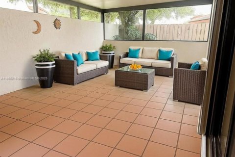 Adosado en alquiler en Hialeah, Florida, 3 dormitorios, 143.53 m2 № 1875125 - foto 2