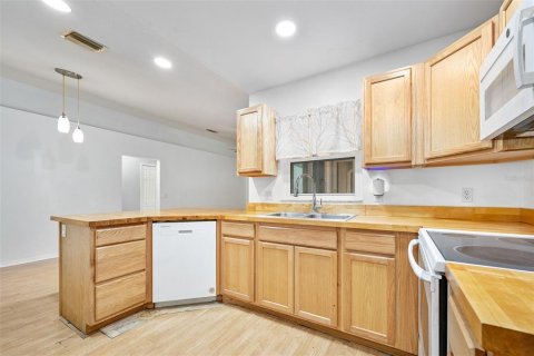 House in DeLand, Florida 3 bedrooms, 175.03 sq.m. № 2197281 - photo 18