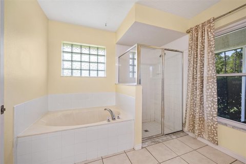 House in DeLand, Florida 3 bedrooms, 175.03 sq.m. № 2197281 - photo 24