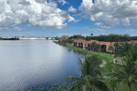 Condo in Miami Lakes, Florida, 2 bedrooms  № 1924213 - photo 24