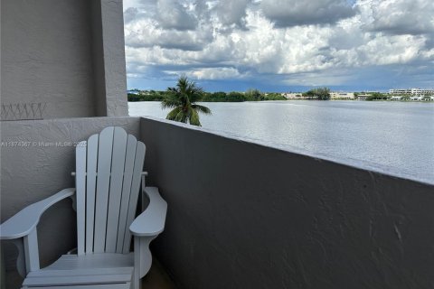 Condo in Miami Lakes, Florida, 2 bedrooms  № 1924213 - photo 23