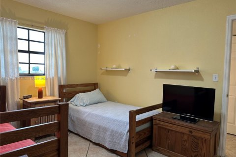 Condo in Miami Lakes, Florida, 2 bedrooms  № 1924213 - photo 15