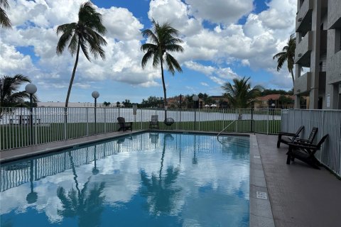 Condo in Miami Lakes, Florida, 2 bedrooms  № 1924213 - photo 27