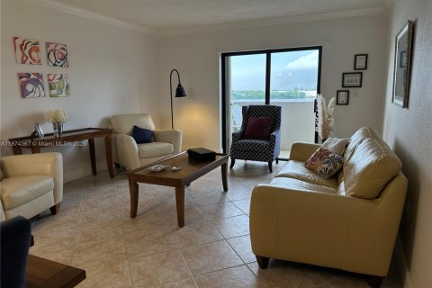 Condo in Miami Lakes, Florida, 2 bedrooms  № 1924213 - photo 8
