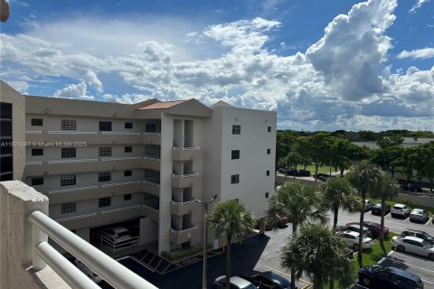 Condo in Miami Lakes, Florida, 2 bedrooms  № 1924213 - photo 4