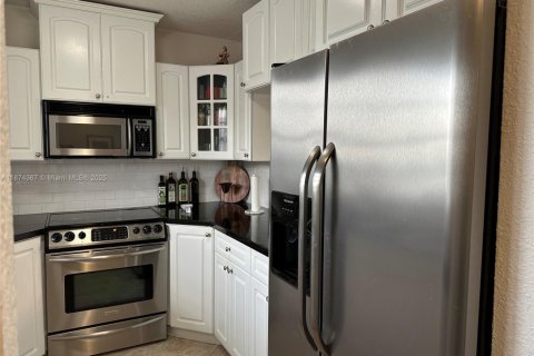 Condo in Miami Lakes, Florida, 2 bedrooms  № 1924213 - photo 12