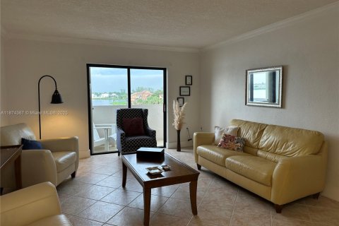 Condo in Miami Lakes, Florida, 2 bedrooms  № 1924213 - photo 7