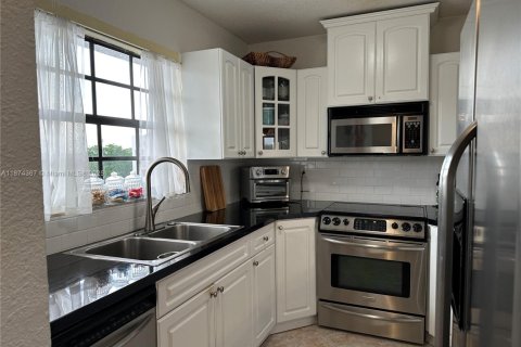 Condo in Miami Lakes, Florida, 2 bedrooms  № 1924213 - photo 11