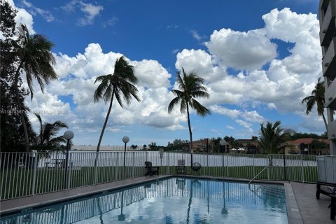 Condo in Miami Lakes, Florida, 2 bedrooms  № 1924213 - photo 28