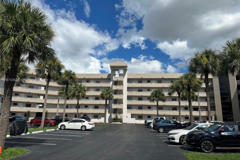 Condo in Miami Lakes, Florida, 2 bedrooms  № 1924213 - photo 1
