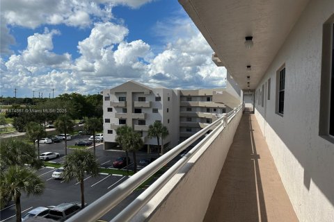 Condo in Miami Lakes, Florida, 2 bedrooms  № 1924213 - photo 5