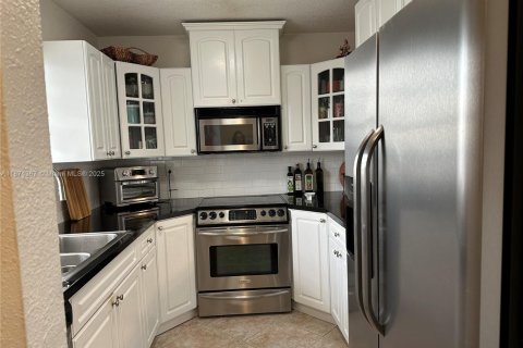 Condo in Miami Lakes, Florida, 2 bedrooms  № 1924213 - photo 10