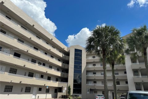 Condo in Miami Lakes, Florida, 2 bedrooms  № 1924213 - photo 2