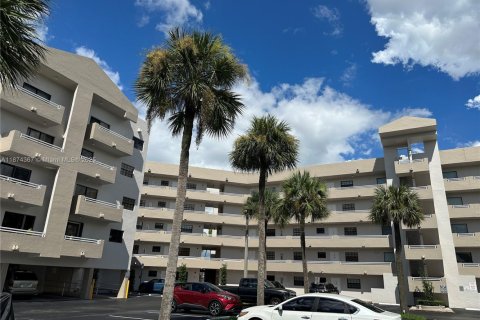 Condo in Miami Lakes, Florida, 2 bedrooms  № 1924213 - photo 3